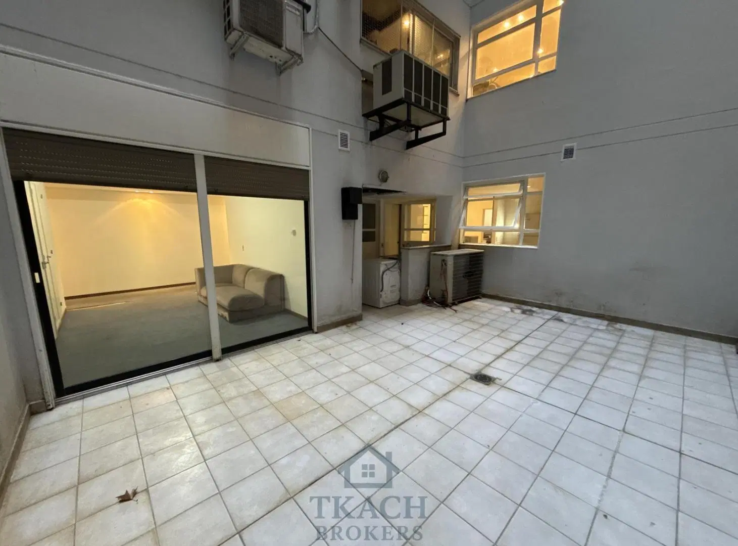 EN VENTA. Gran Departamento de 5 ambientes con dependencia, patio y cochera 2