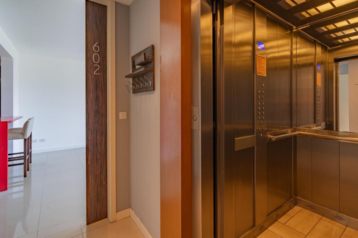 Venta Departamento 4 Ambientes Al Frente con Balcón y 3 Cocheras Zona Güemes 2
