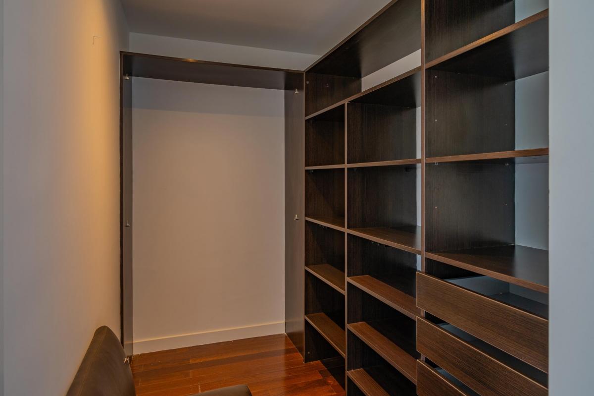 Venta Departamento 4 Ambientes Al Frente con Balcón y 3 Cocheras Zona Güemes 5