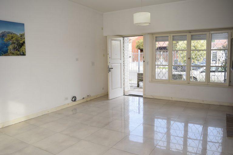 Venta Casa 5 Amb con Patio y Garage en Barrio Los Troncos Apto Crédito 5