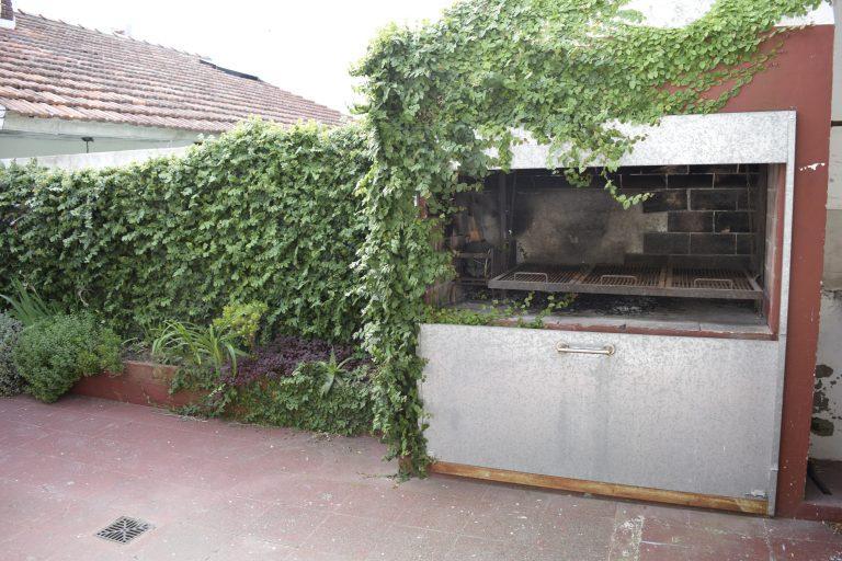 Venta Casa 5 Amb con Patio y Garage en Barrio Los Troncos Apto Crédito 5