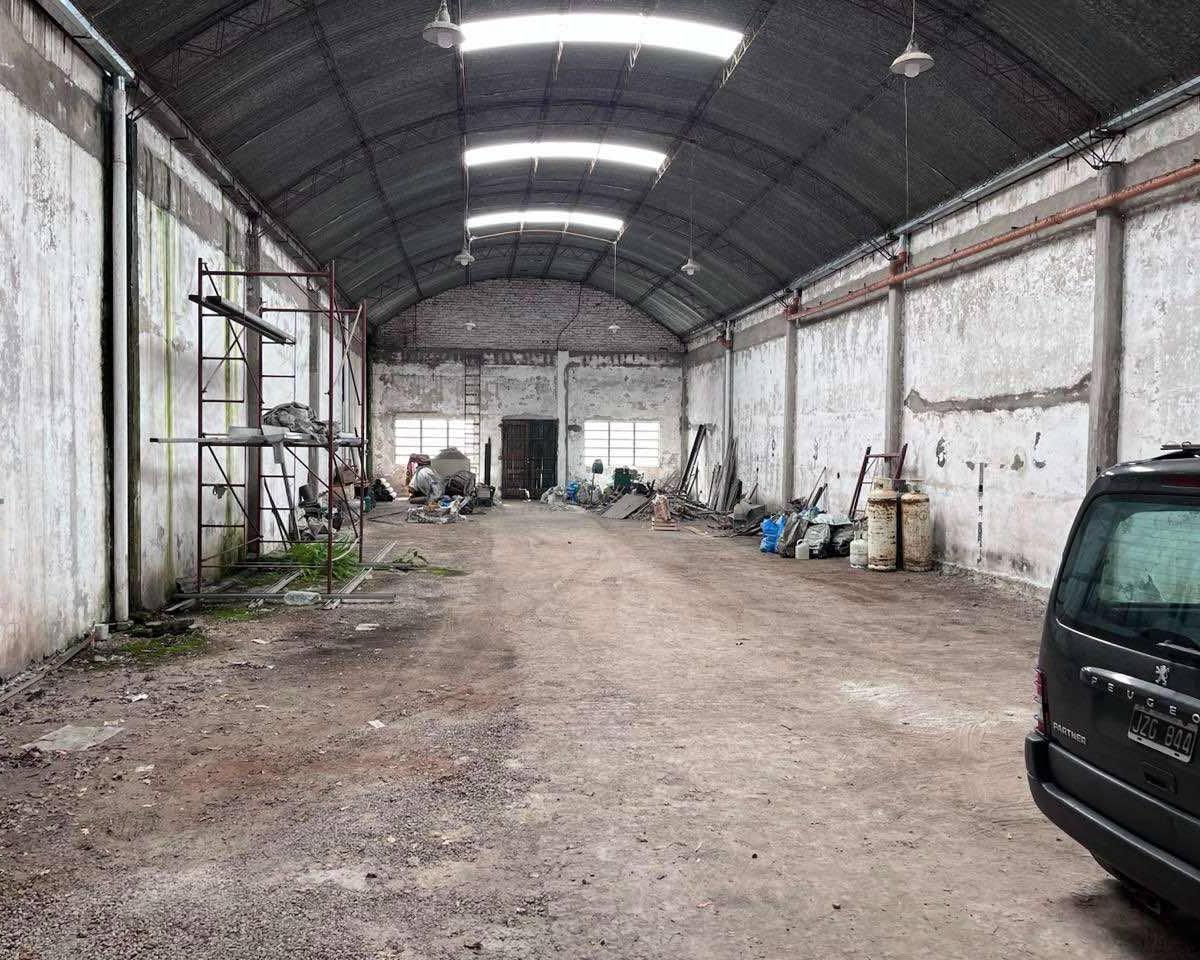 Latorre Prop. Vende Amplio Galpon de 350 m² 2