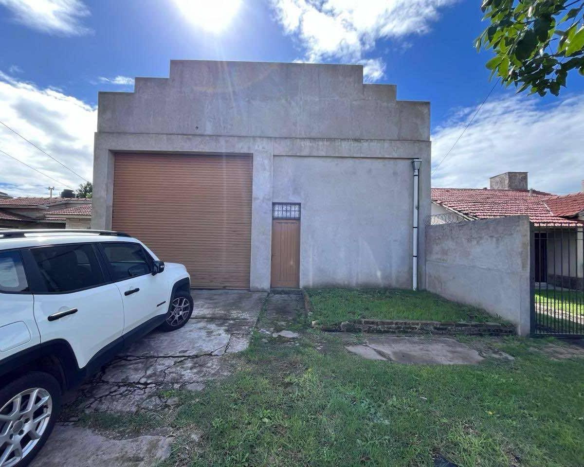 Latorre Prop. Vende Amplio Galpon de 350 m² 1