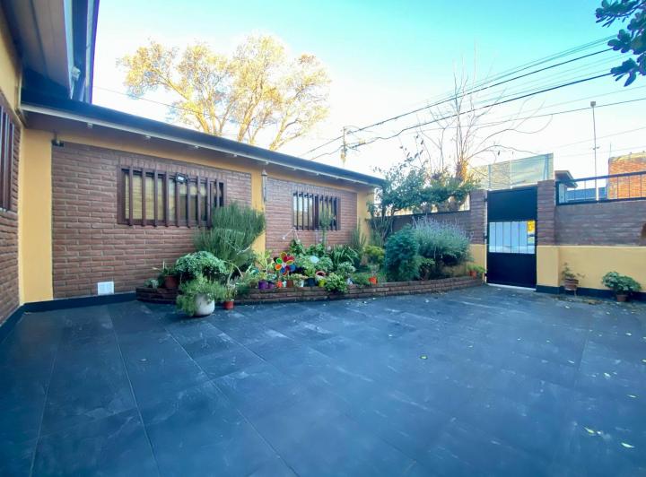 LATORRE PROP. VENDE CHALET CON HERMOSO PARQUE 1