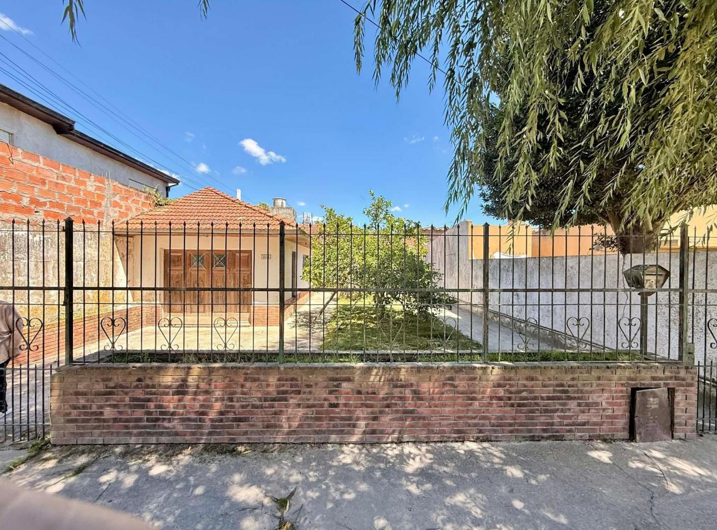 LATORRE PROP. VENDE CHALET 4 AMB CON PARQUE Y GARAGE