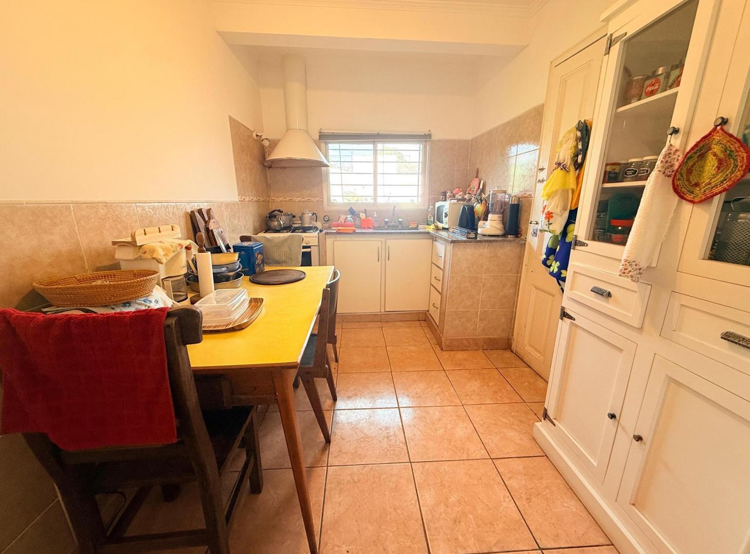 Foto de LATORRE PROP. VENDE CASA 3 AMB. CON HERMOSO PARQUE., imagen 2