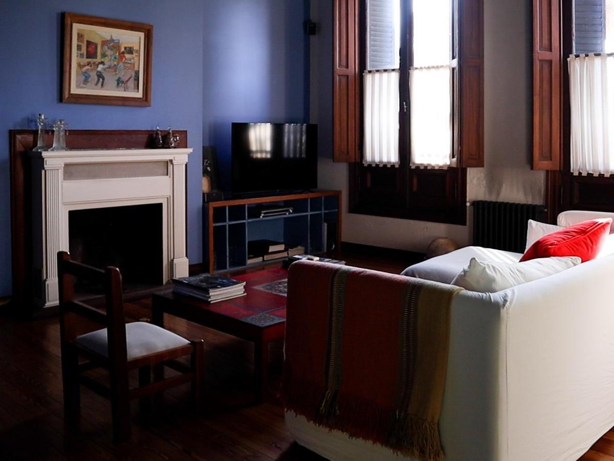 Casa Antigua Reciclada Frente a La Plaza Principal de Lobos 4