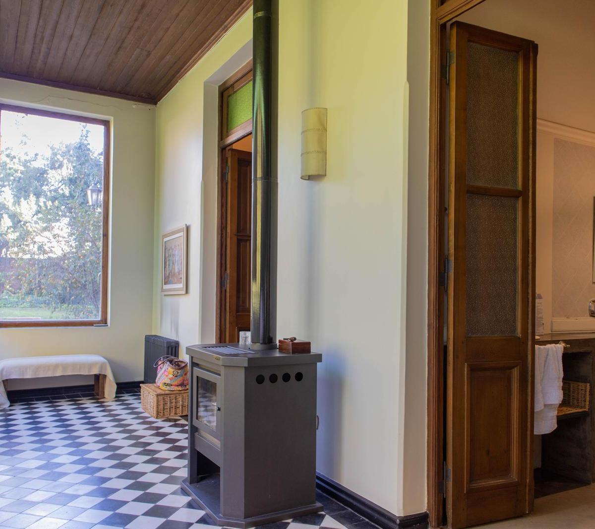 Casa Antigua Reciclada Frente a La Plaza Principal de Lobos 3