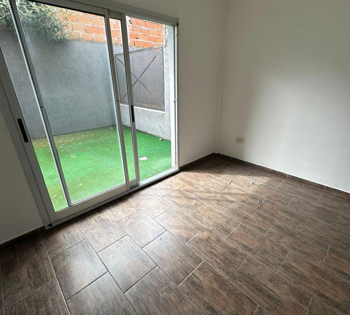 Foto de OPORTUNIDAD: Depto 2 Amb. con Patio y Escritura - Bell Barri, Canning, imagen 1