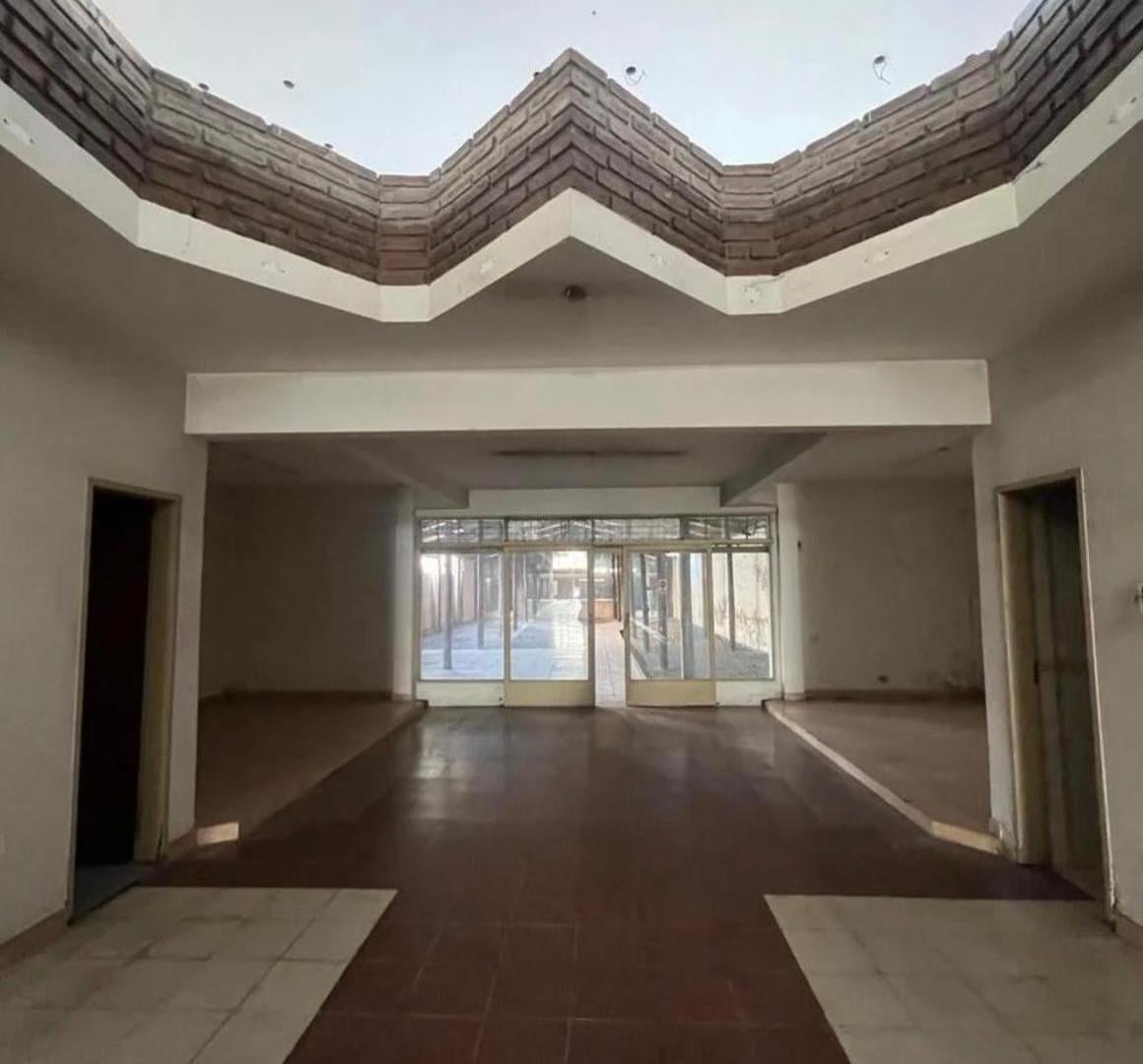 Foto de EXCELENTE MEGA LOCAL / EX GALERÍA CON SALIDA A DOS CALLES - CENTRO DE, imagen 1