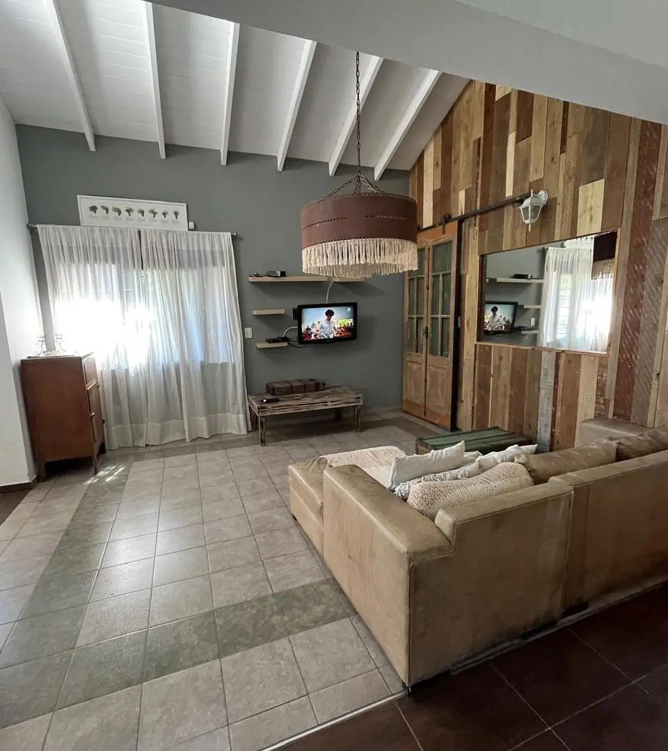 CASA de CATEGORIA en cuadra cerrada 2