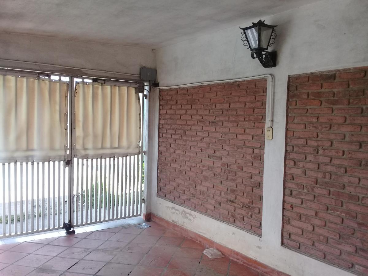 Casa en Venta al frente con cochera semi cubierta