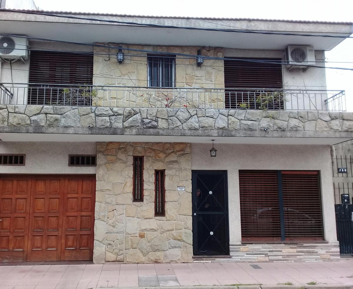 VENTA CASA AL FRENTE 2 PLANTAS 5 AMB , NUEVO PRECIO !!!
