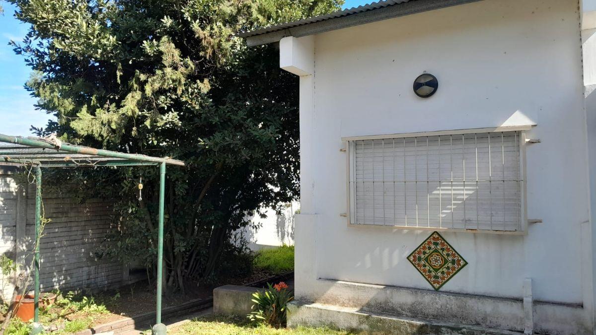 Foto de VENTA CASA SOBRE GRAN LOTE PROPIO, imagen 4
