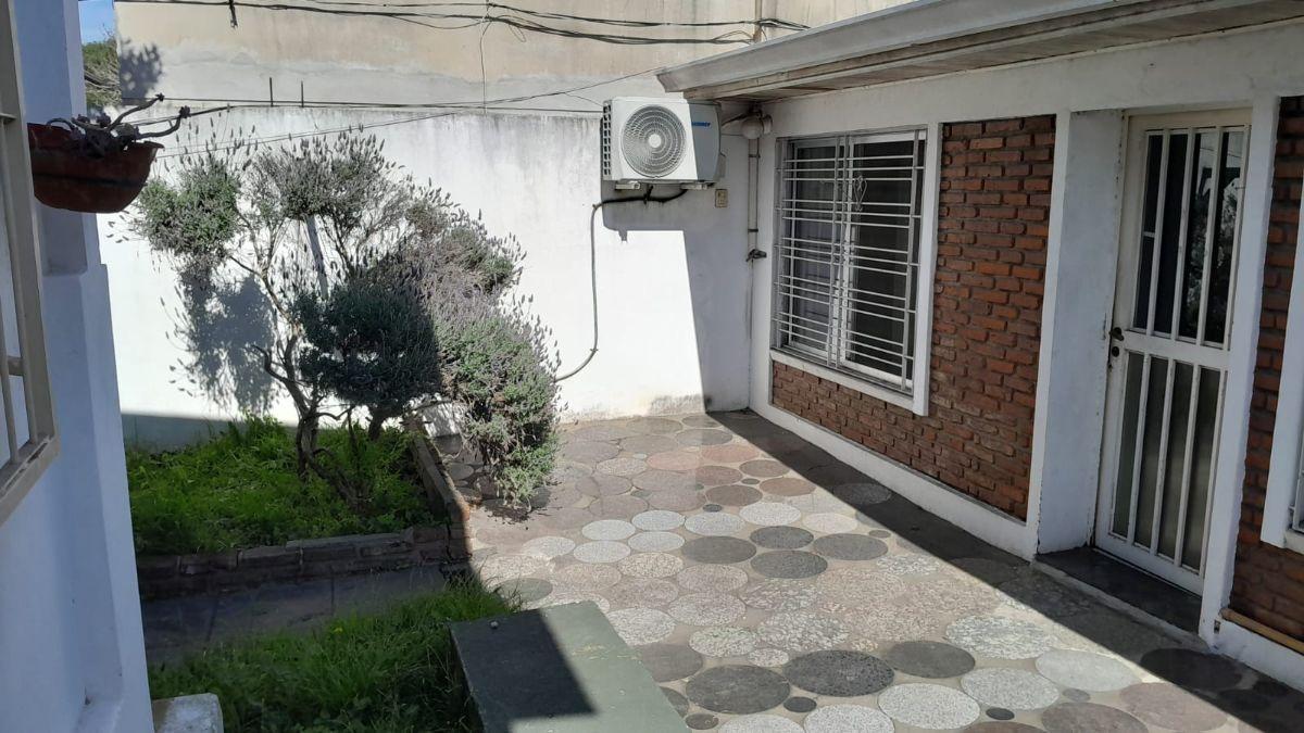 Foto de VENTA CASA SOBRE GRAN LOTE PROPIO, imagen 2