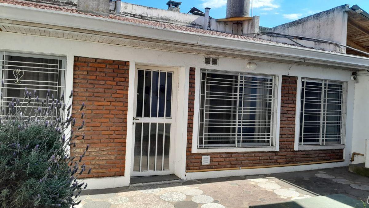 Foto de VENTA CASA SOBRE GRAN LOTE PROPIO, imagen 3