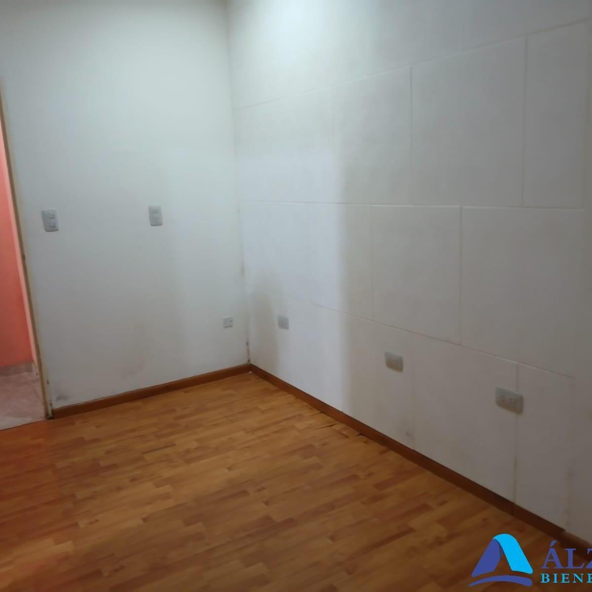 Casa con Amplio Lote 1