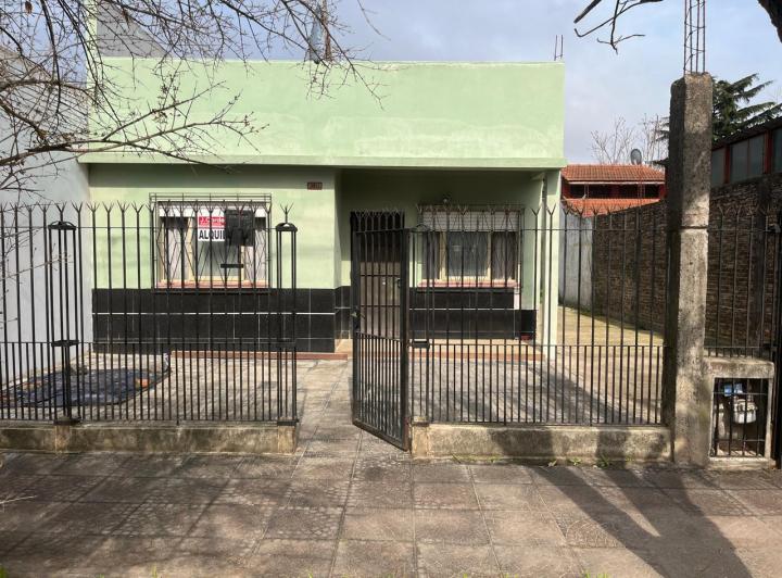 Alquiler de casa lindera con Feria Senzabello, Florencio Varela 4