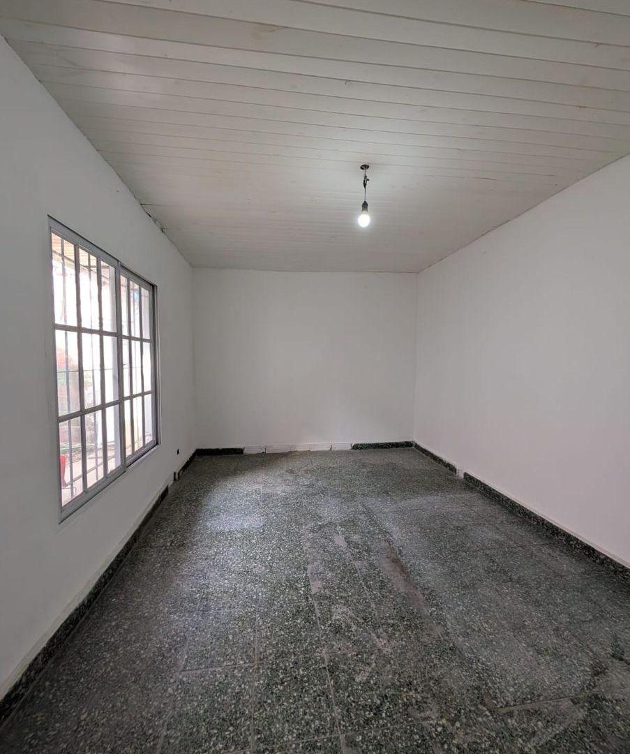 Foto de Casa 3 ambientes a mts de Av Calchaquí ALQUILER, imagen 1