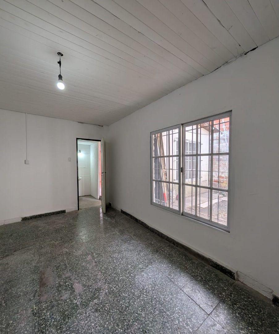 Foto de Casa 3 ambientes a mts de Av Calchaquí ALQUILER, imagen 2