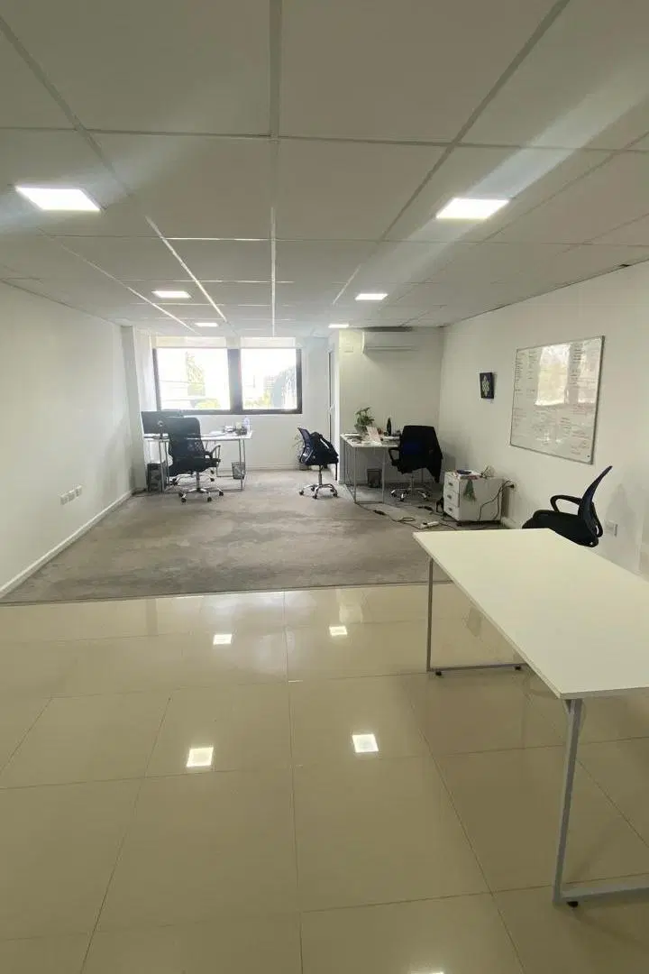 Oficina comercial de 55 m² en alquiler en Constitución 3