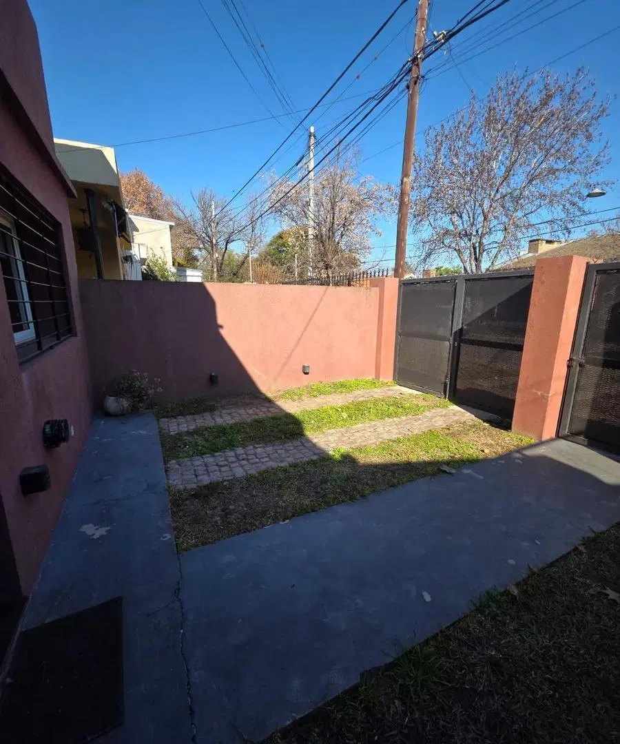 Casa con cochera y jardin 2