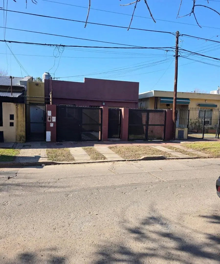 Casa con cochera y jardin 1