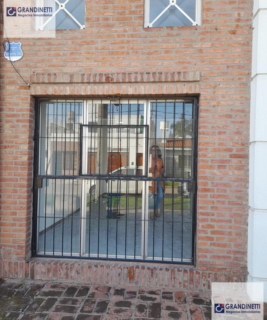 Foto de Local con vidriera a la calle, a 20 m de Av Eva Peron, imagen 5