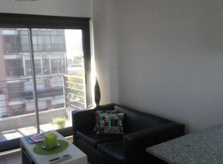 Semipiso De 2 Ambientes Con Cochera, Al Frente Con Balcon Sobre Avenida. 1