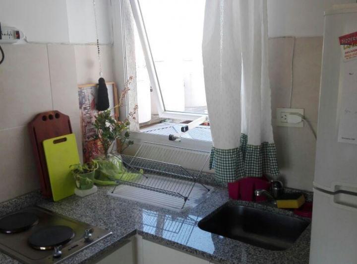 Semipiso De 2 Ambientes Con Cochera, Al Frente Con Balcon Sobre Avenida. 2