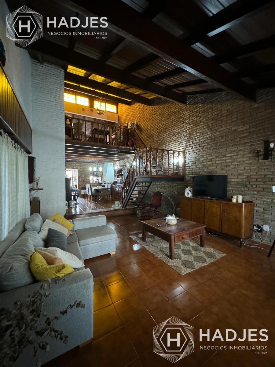 Casa en Venta Espaciosa Propiedad de 4 Ambientes con Quincho y Piscina en Bernal 5