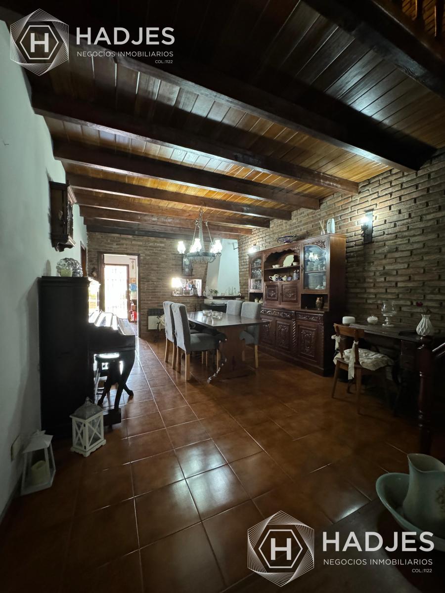 Casa en Venta Espaciosa Propiedad de 4 Ambientes con Quincho y Piscina en Bernal 2