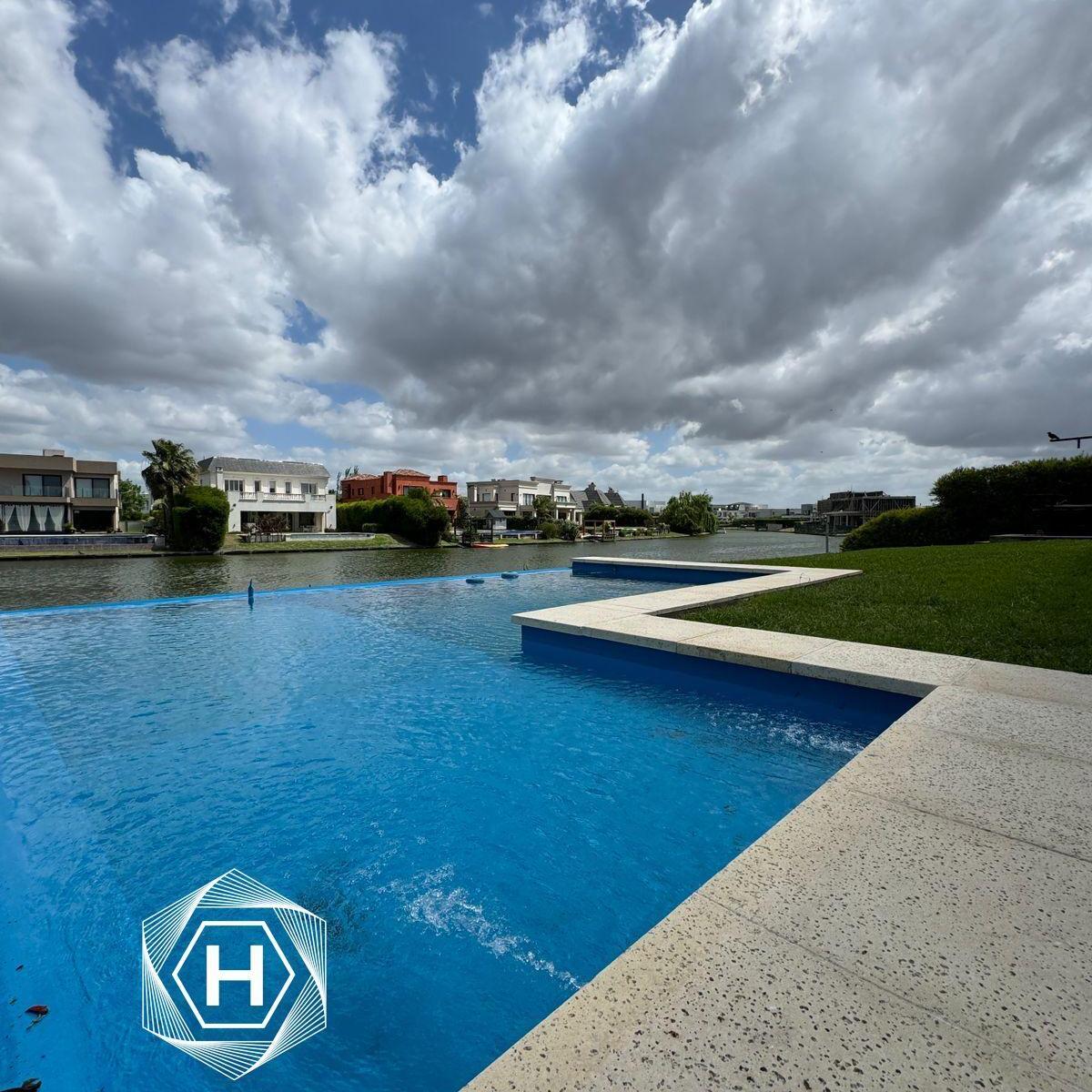 Casa en venta, NUEVO QUILMES moderna con piscina y vista a la LAGUNA