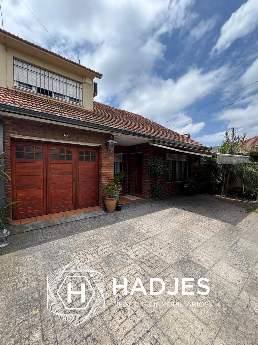 Casa en venta QUILMES OESTE, parque con quincho, piscina y pergola
