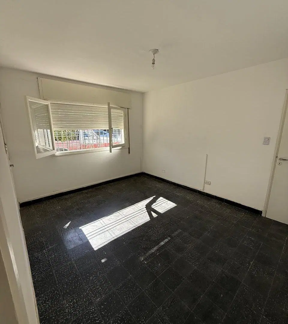 CASA EN ALQUILER 3 DORMITORIOS CON COCHERA BARRIO LOS PARAÍSOS 2