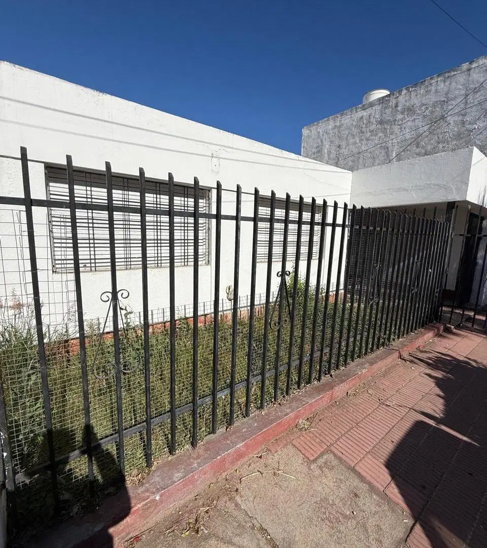 CASA EN ALQUILER 3 DORMITORIOS CON COCHERA BARRIO LOS PARAÍSOS 4