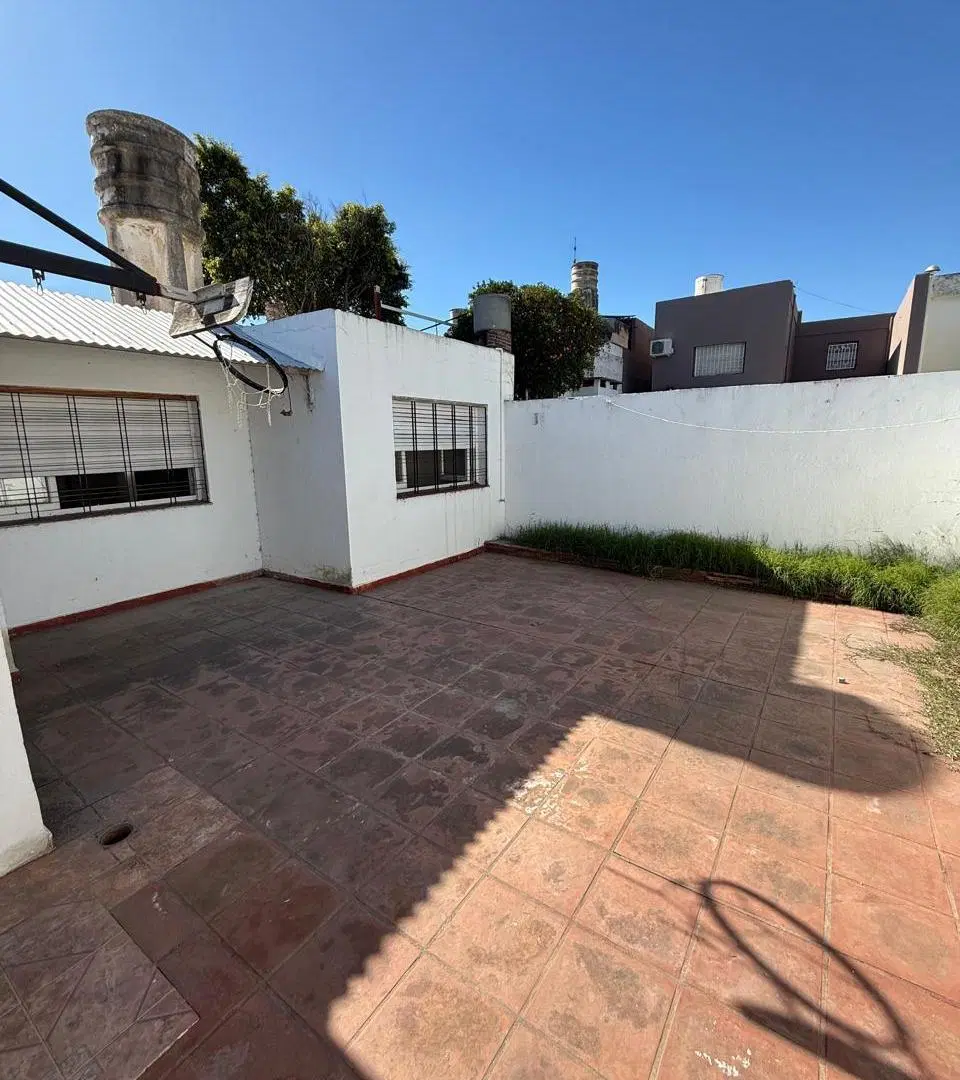 CASA EN ALQUILER 3 DORMITORIOS CON COCHERA BARRIO LOS PARAÍSOS 6