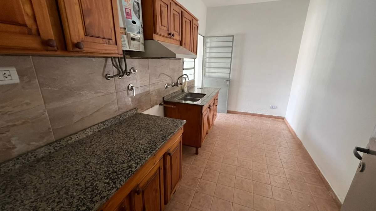 Foto de CASA DE 3 DORMITORIOS Y PATIO EN BARRIO MARQUES DE SOBREMONTE, imagen 2