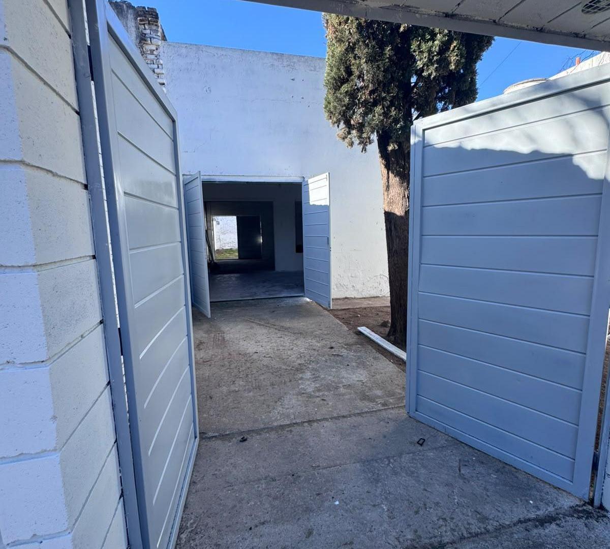 Foto de GALPON DE USO COMERCIAL POR BARRIO ALBERDI, imagen 1