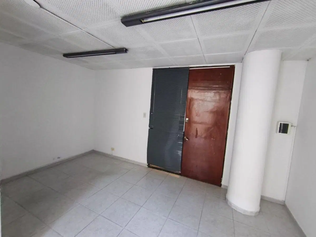 Se alquila Oficina Comercial en pleno Centro - Av. Colon 119 5