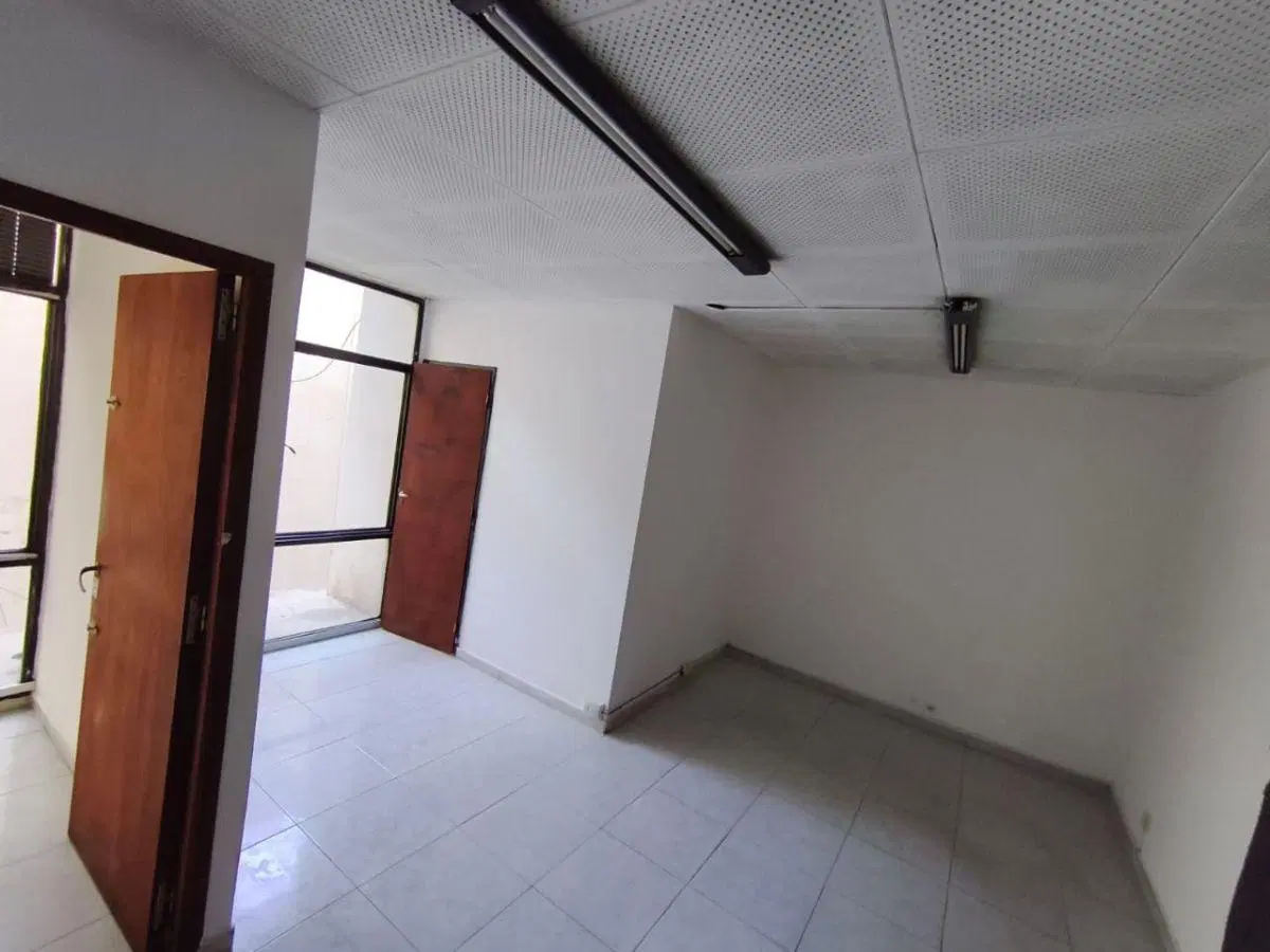 Se alquila Oficina Comercial en pleno Centro - Av. Colon 119 4