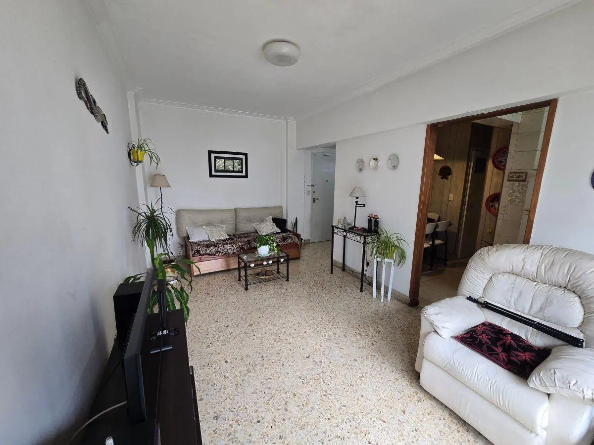 Departamento de 3 ambientes a la calle con balcón corrido y excelente luminosidad 1