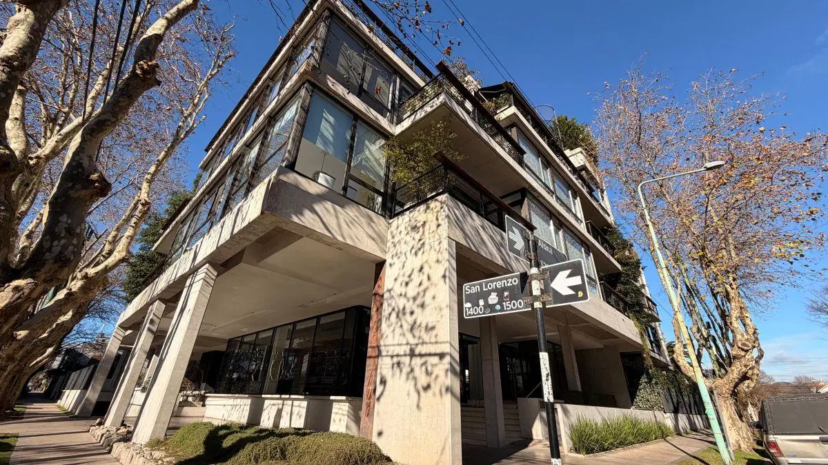 Departamento de 3 ambientes con patio privado, cochera doble y amenities en zona Güemes Malecón Hué 5