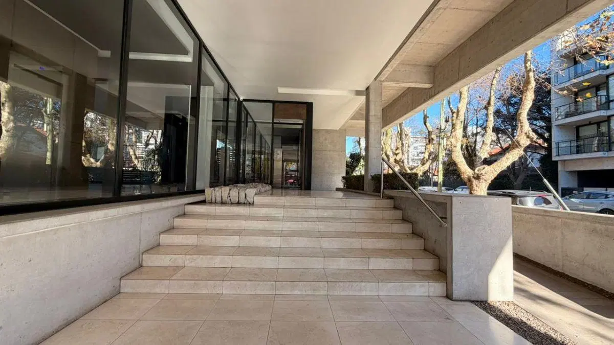 Departamento de 3 ambientes con patio privado, cochera doble y amenities en zona Güemes Malecón Hué 1