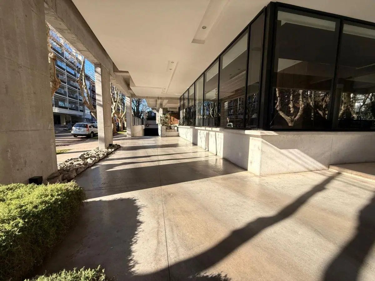 Departamento de 3 ambientes con patio privado, cochera doble y amenities en zona Güemes Malecón Hué 2