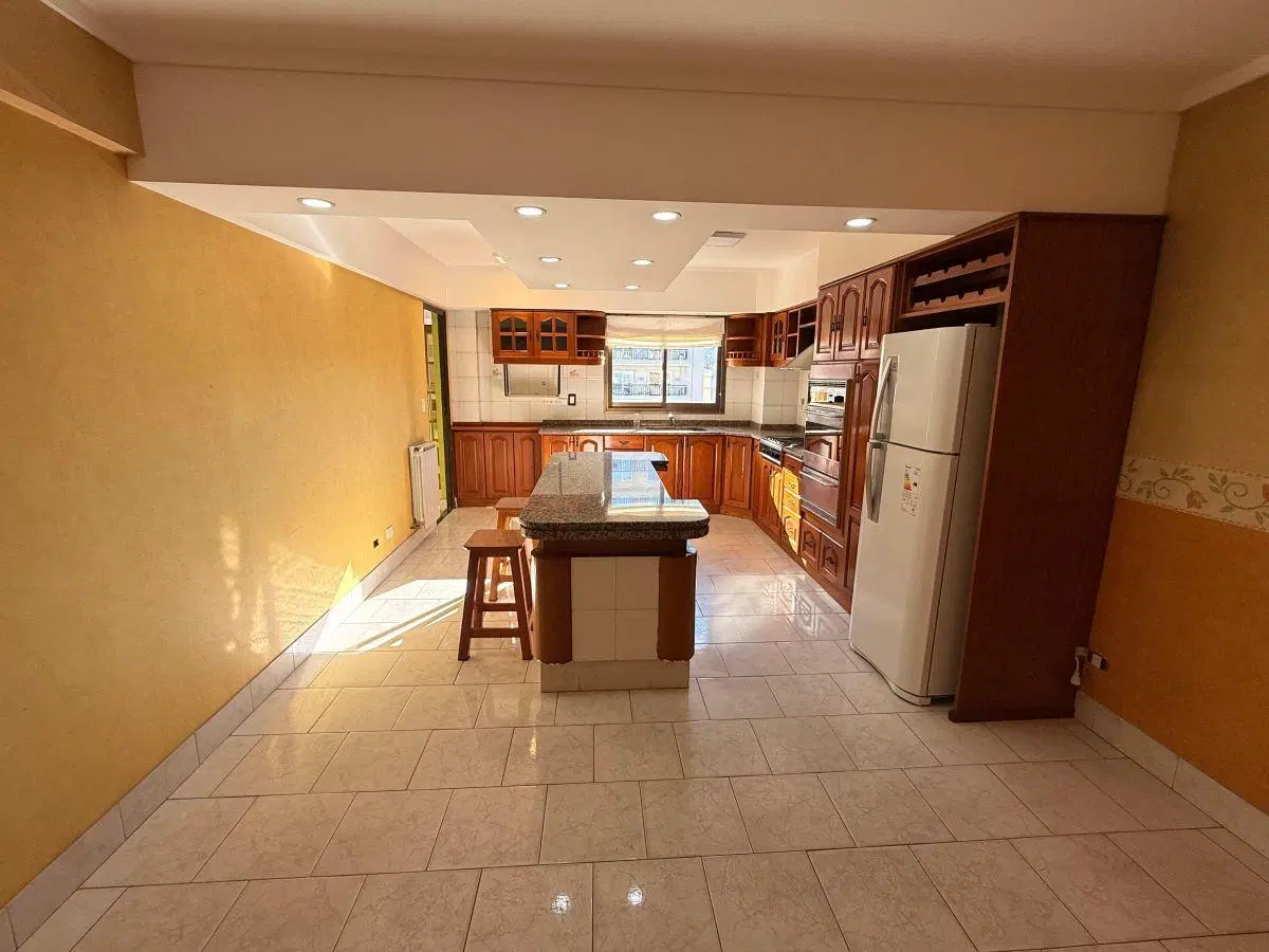 Piso de 5 ambientes con quincho privado, departamento independiente y 3 cocheras 3