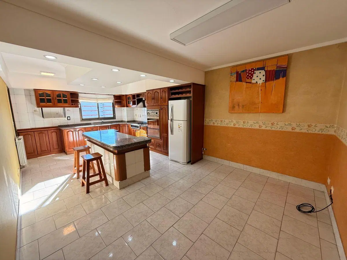 Piso de 5 ambientes con quincho privado, departamento independiente y 3 cocheras 4