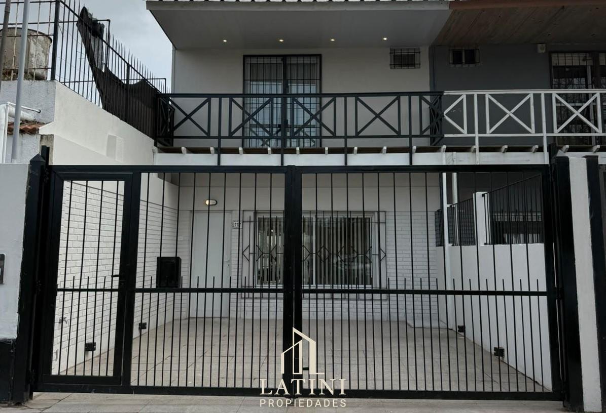 Foto de Venta Duplex 4 Ambientes Reciclado en Parque Luro, imagen 2