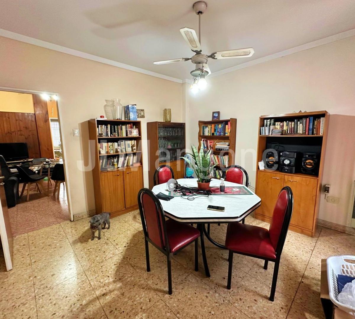 Casa 3 ambientes con cochera y patio