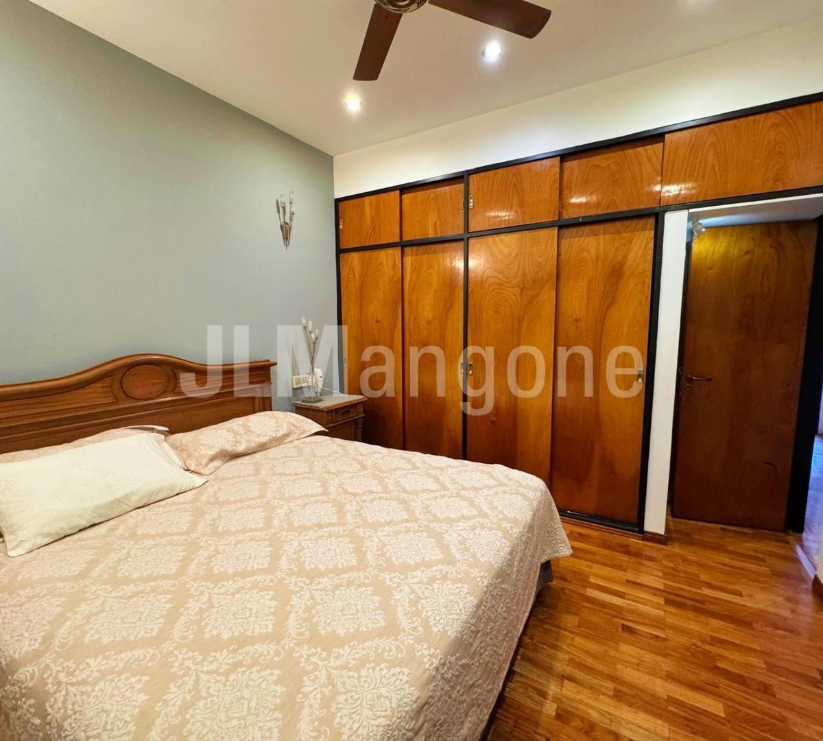 Casa 4 ambientes con cocheras, parque, piscina